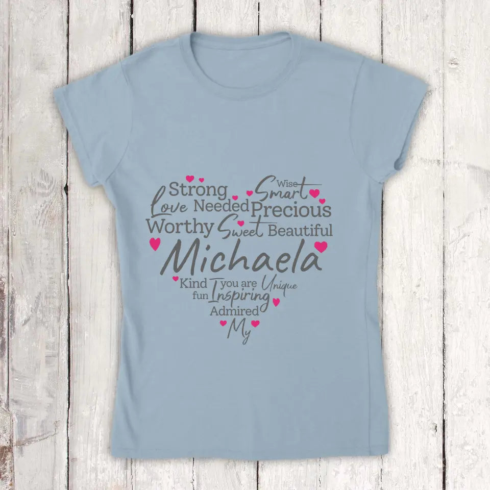 Eigenschaften einer Mutter, Oma oder einer starken Frau - Individuelles T-Shirt | Personalize Palace