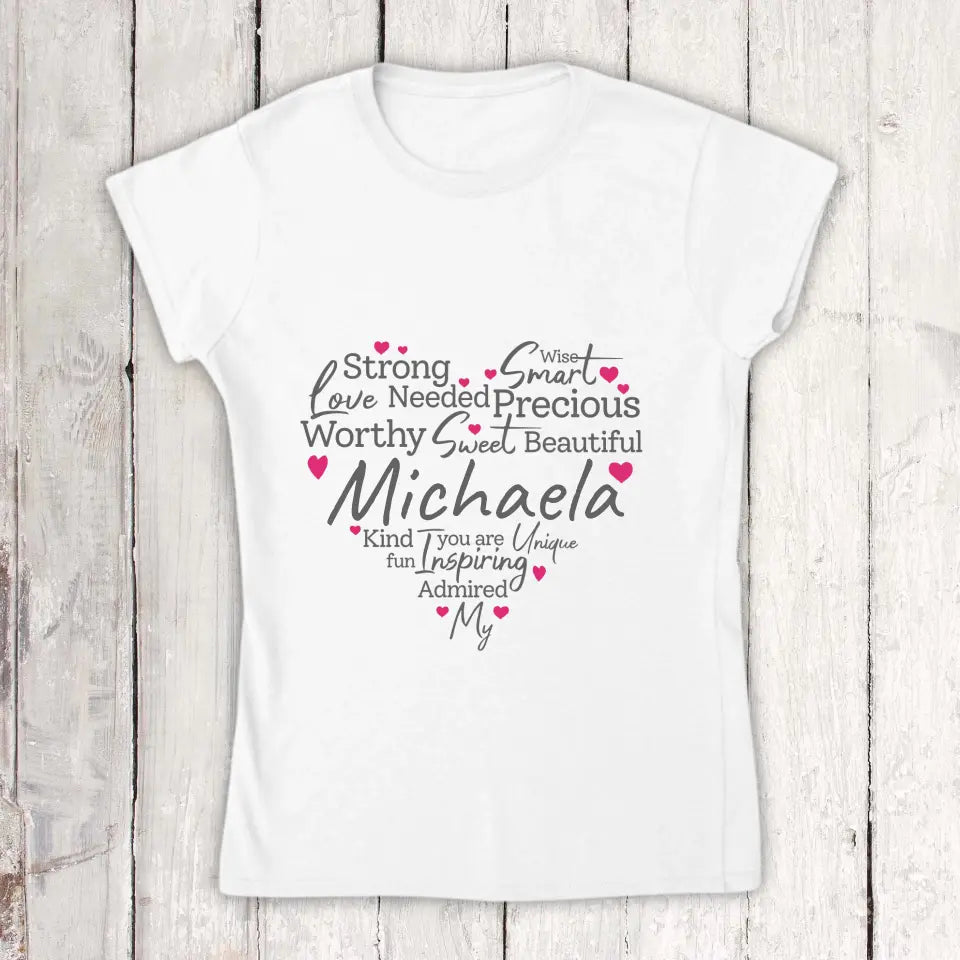 Eigenschaften einer Mutter, Oma oder einer starken Frau - Individuelles T-Shirt | Personalize Palace