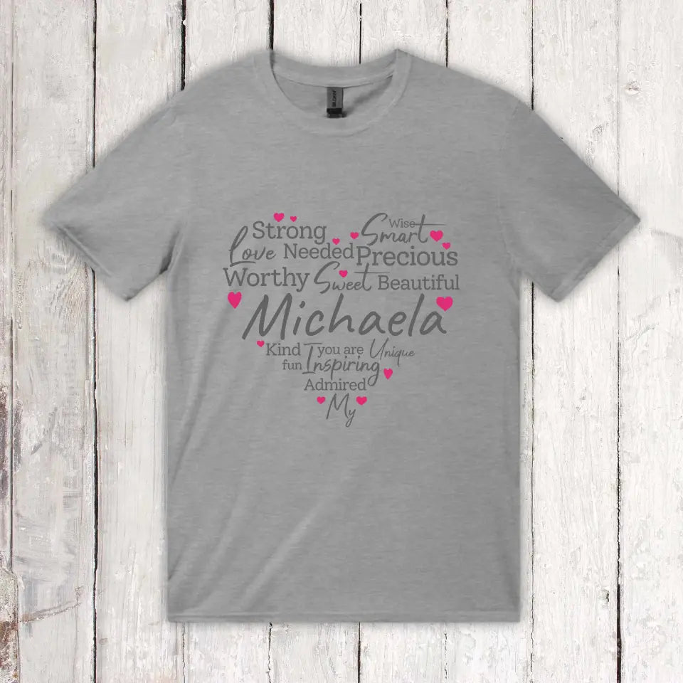 Eigenschaften einer Mutter, Oma oder einer starken Frau - Individuelles T-Shirt | Personalize Palace