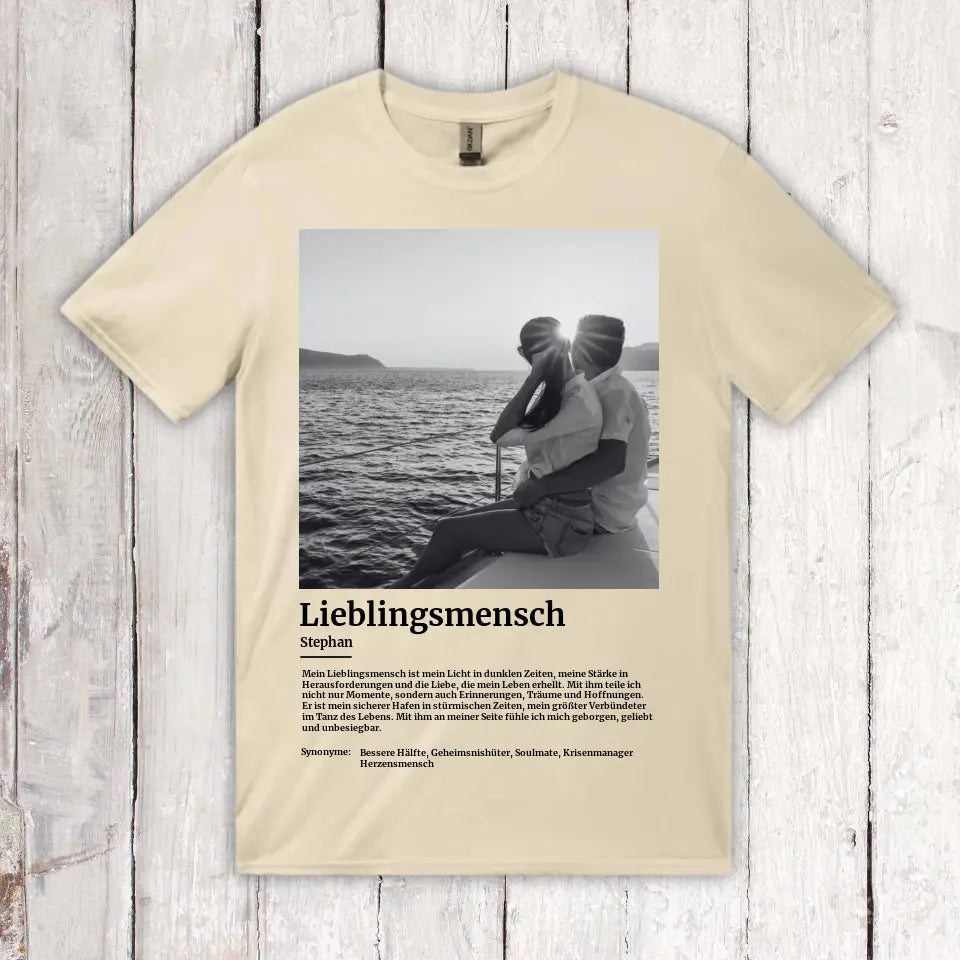 Personalisiertes T-Shirt: Defintion Lieblingsmensch mit Foto - Individuelles T-Shirt | Personalize Palace