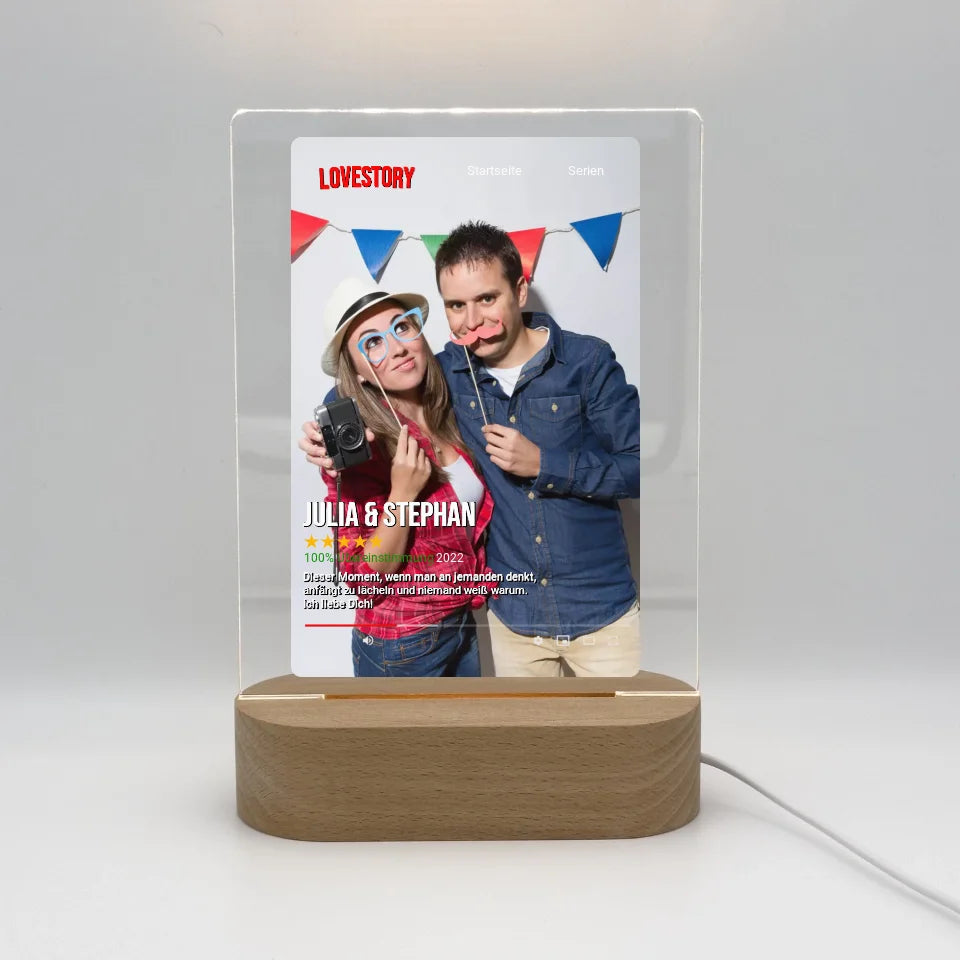 Personalisierte LED Bilder: Lovestory: euer Film wie bei Netflix- Individuelles Acryl Glas mit Ständer | Personalize Palace