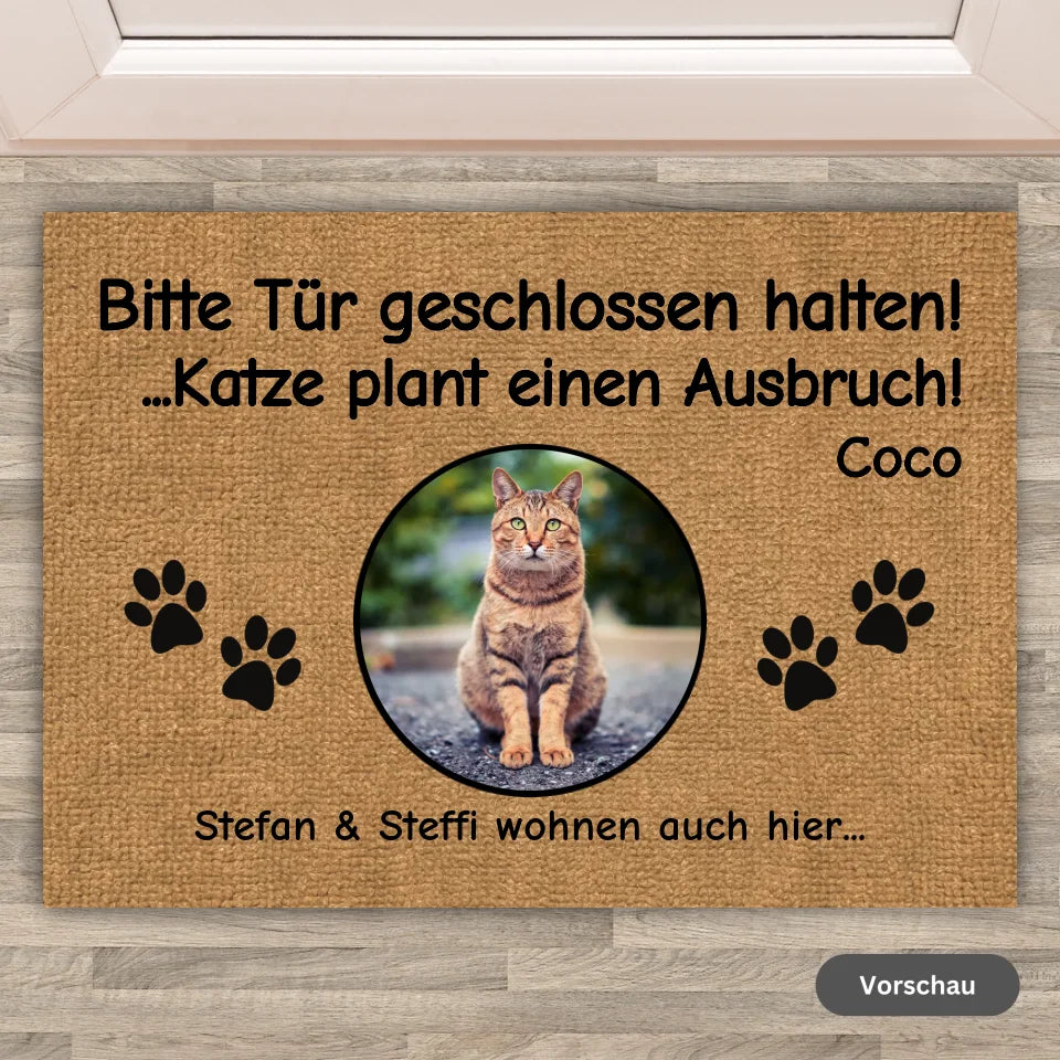 Personalisierte Fußmatte: Tür zu, Katzen planen Ausbruch - Individuelle lustige Katzen Fußmatte | Personalize Palace