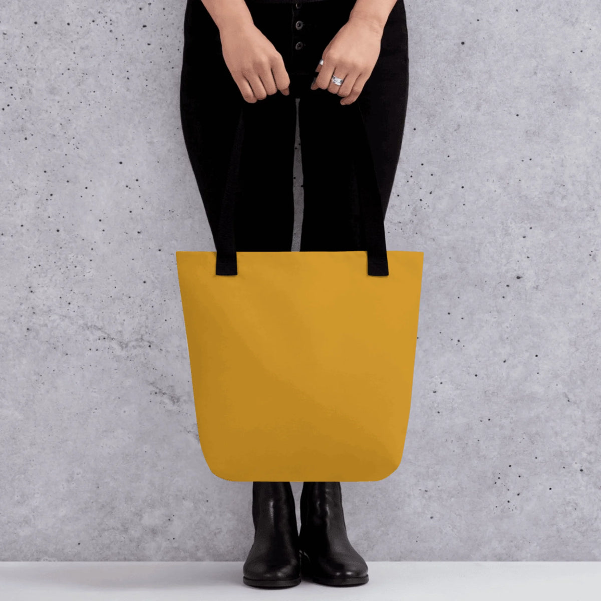 05_totebag_lifestyle2_black_base