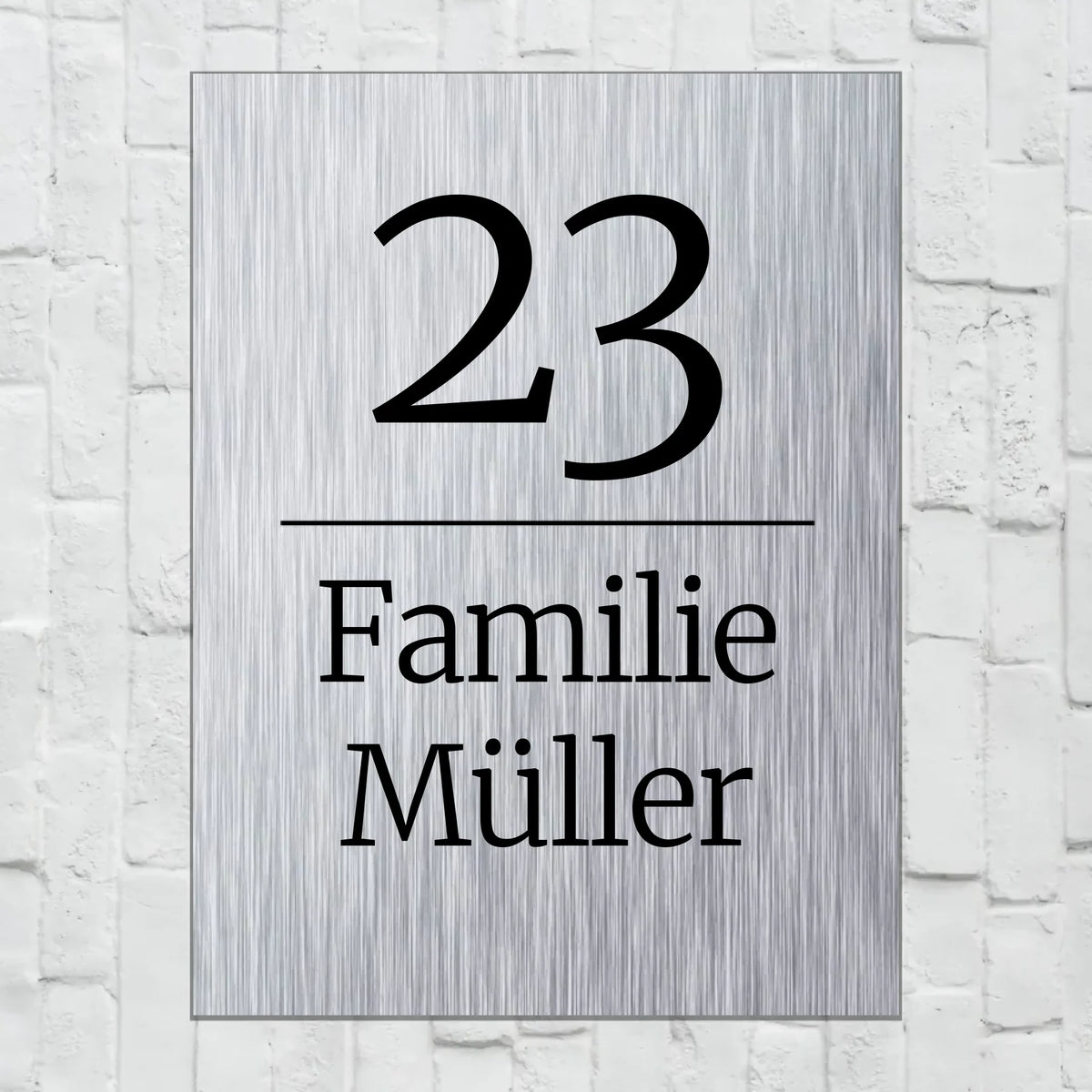 Personalisiertes Schild: Hausnummer und Name hochkant - Individuelles klassisches Türschild | Personalize Palace